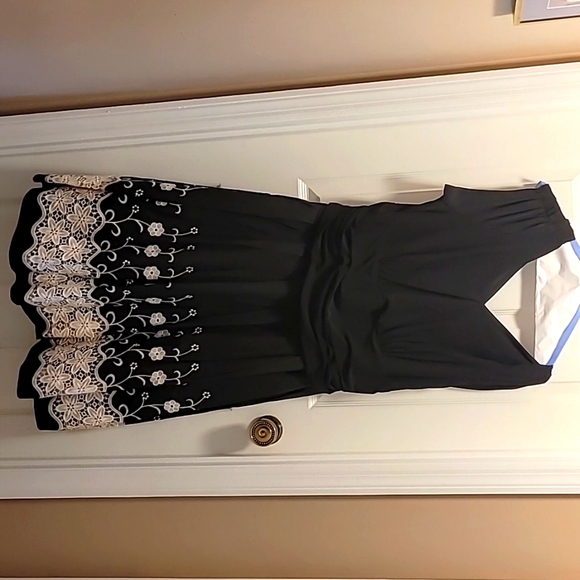 SLNY Black Dress with White Floral Edging - Picture 1 of 6